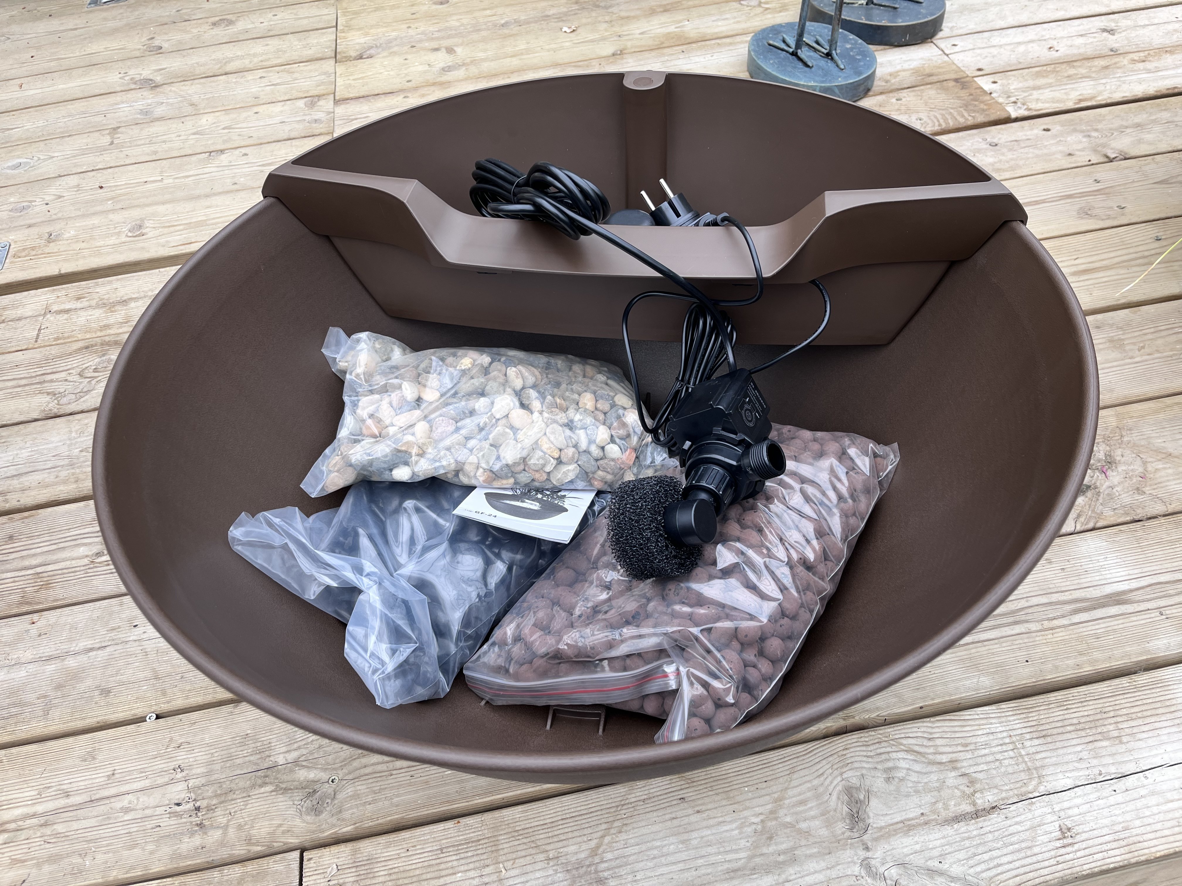 Mini vanndam med foss og lys / 24 liter 