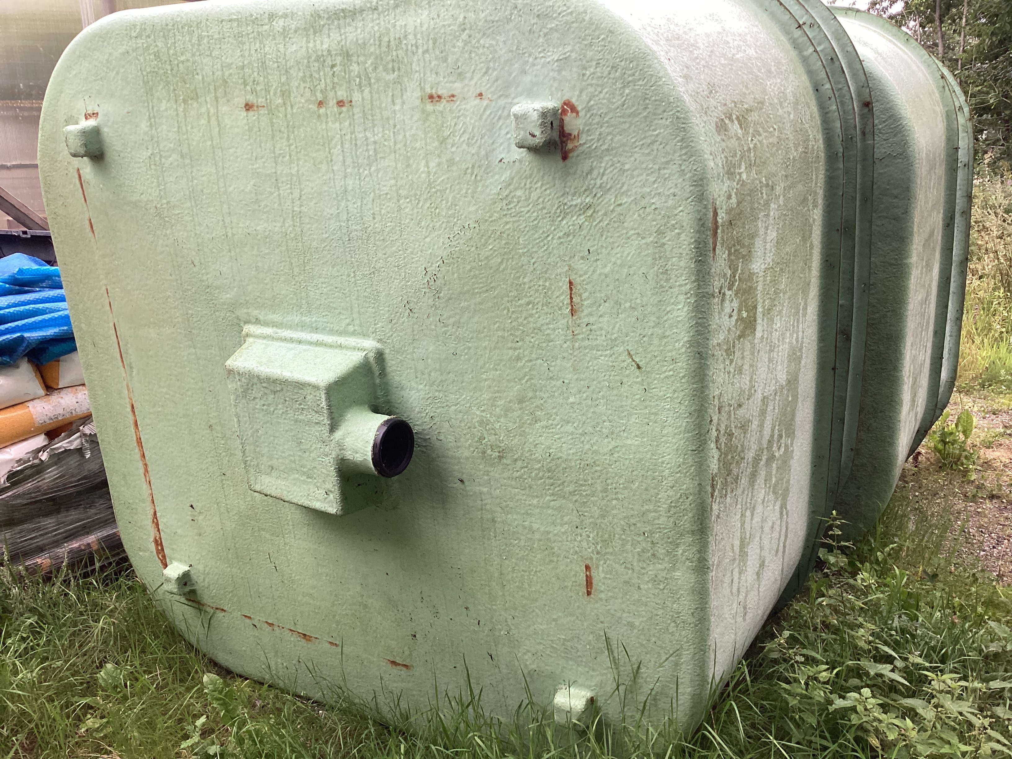 Glassfiber kar ca 3000 liter /  Godt brukt 