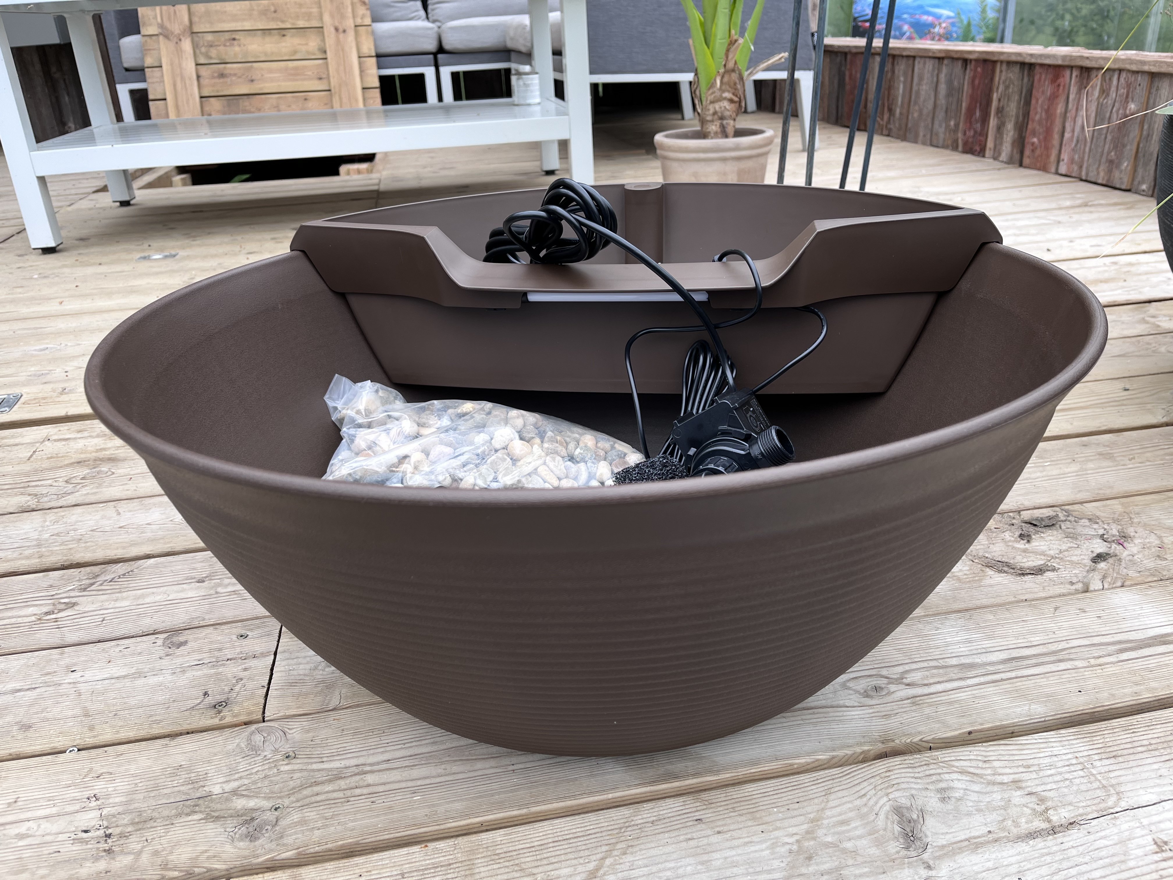 Mini vanndam med foss og lys / 24 liter 