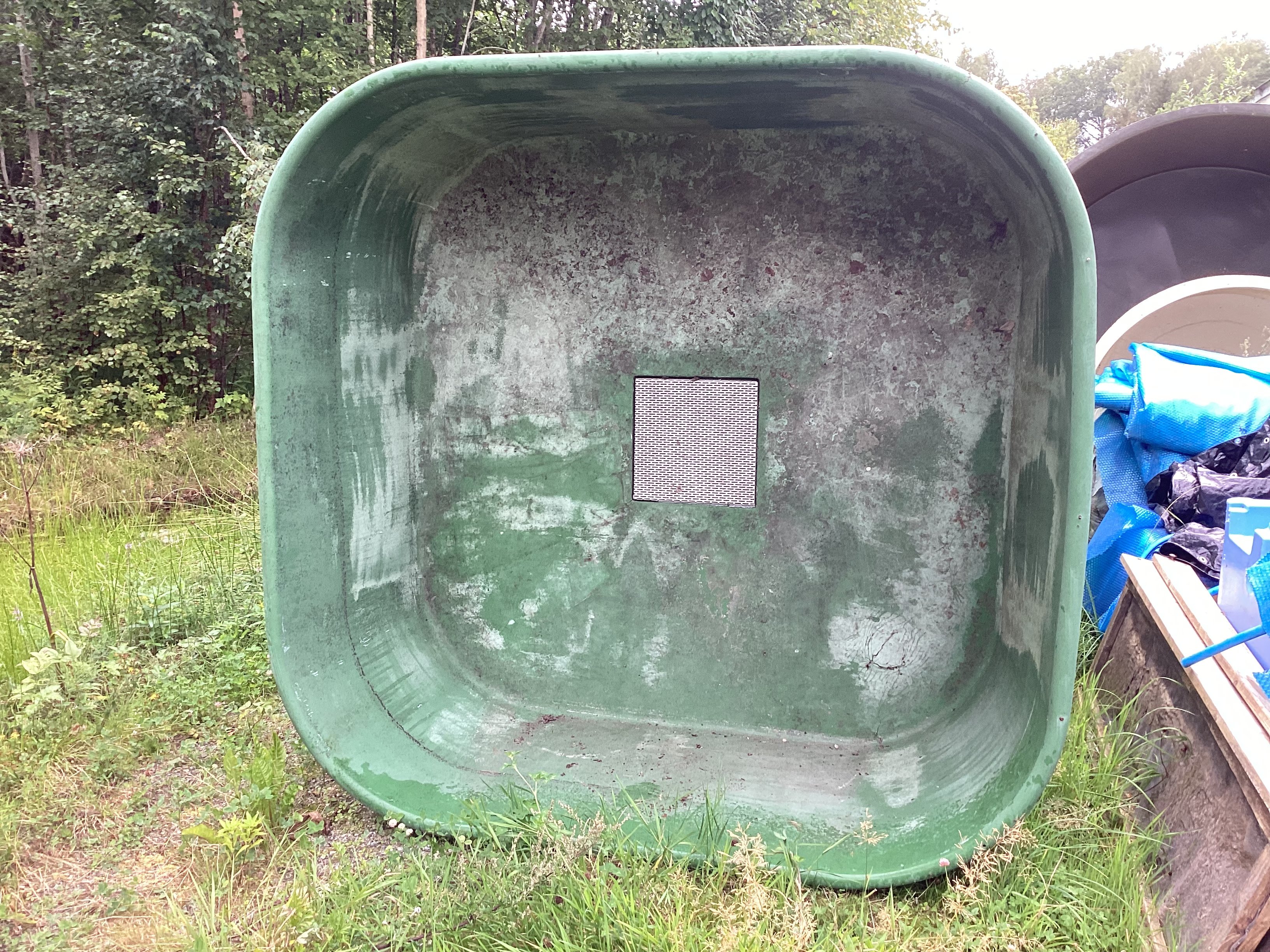 Glassfiber kar ca 3000 liter /  Godt brukt 