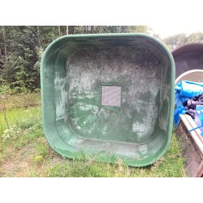 Glassfiber kar ca 3000 liter /  Godt brukt M� fikses 