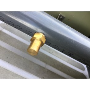 Dyse i messing til trommelfilter 